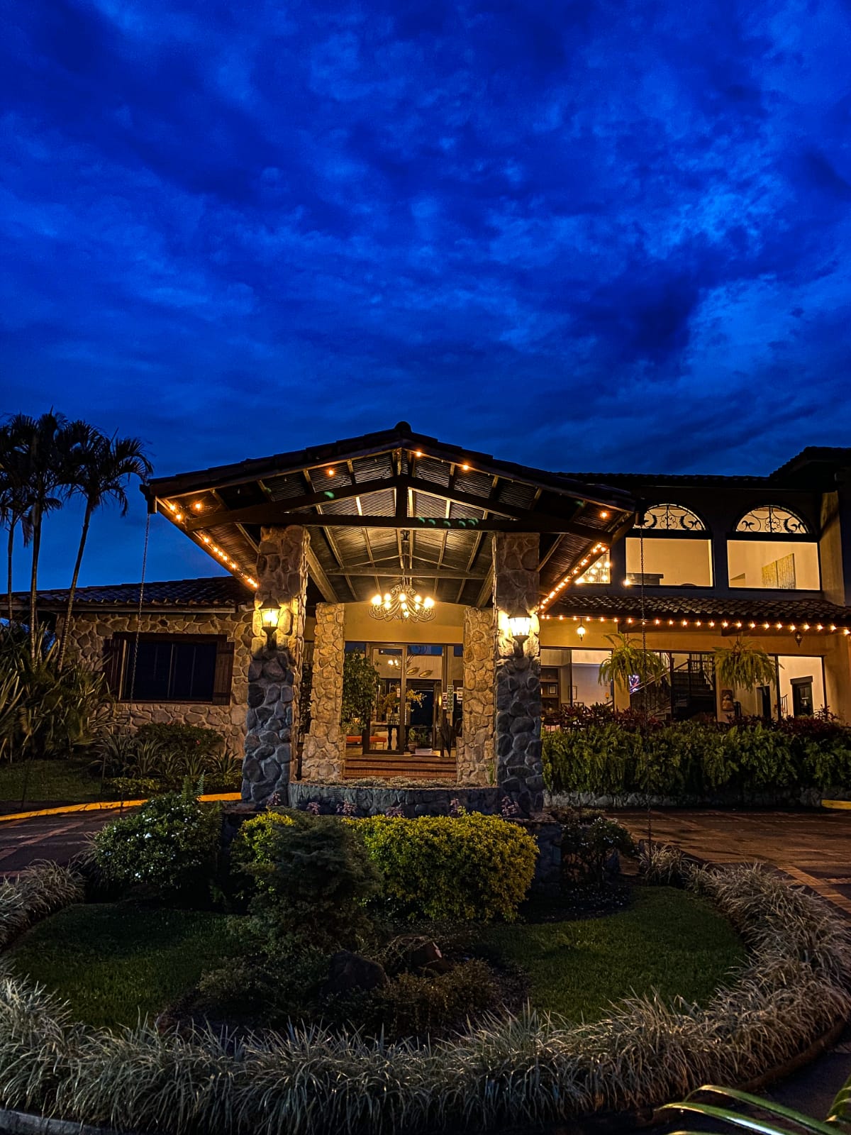 Fachada al atardecer