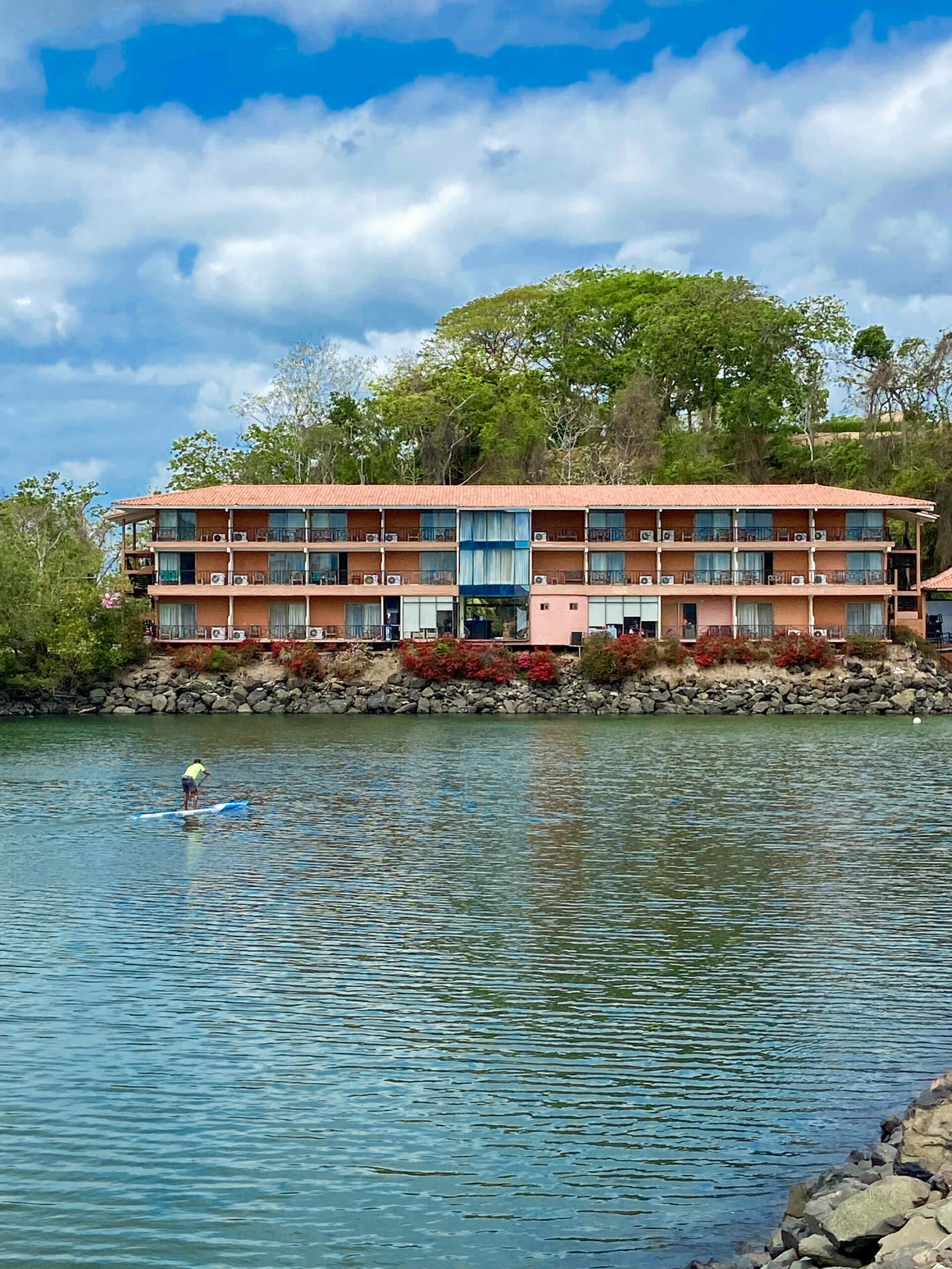 foto hotel desde el causeway-min